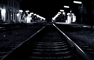 Wenn man nachts verreisen will, aber seit Stunden kein Zug fährt, kann man wenigstens träumend auf Gleisen sitzen. 