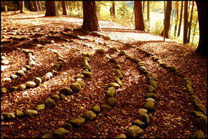 Steinlabyrinth im Wald