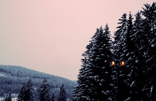 Die modebewusste Winterlandschaft trägt farblich passende Laternen. 
