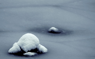 Falls man auf dem gefrorenen Weiher ausrutscht, sind wenigstens die Steine mit Schnee gepolstert. 