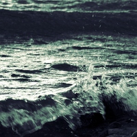 Es wird dunkel am stürmischen See, die Wellen flüstern mir Träume vom Meer zu. 