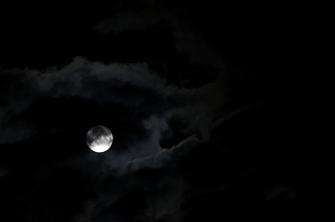 Den Wolken war langweilig, als sie auf die Mondfinsternis warteten und so simulierten sie sie schon vorab. 