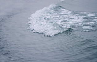 Ich musste erst ausprobieren, wie nass es wird, wenn man Wellen seitlich fotografiert, bevor ich es geglaubt hab. 