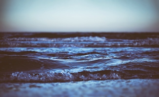 Und so ein bisschen hoffe ich da unten ja doch immer, eine der Wellen baute sich so groß auf, um mich mit zurück ins Meer ziehen zu können.