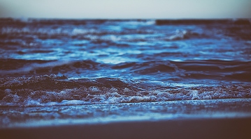Ostseewellenfoto, Nr. 3908087643923804: Jede Welle bringt einen anderen Gedanken und legt den Spiegel für den nächsten immer wieder neu in den Sand.