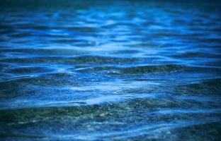 Mit den Füßen im Wasser sei es ausgeglichen zwischen stechenden Kieseln und streichenden Wellen, meint die Kamera und ich halte sie ein bisschen fester.