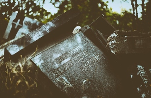 Auf dem kleinen, alten St. Jacobi Friedhof lag der aufgetürmte Müll aufgelöster Gräber. Wir fanden trotz Kletterei kein "Unvergessen" auf den Steinen, dafür bekam ich Handylicht in eine Laterne. Danach war wieder Ruhe.