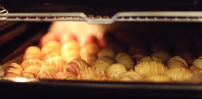 Mit Kräuterbutter massierte Kartoffeln öffnen sich natürlich besonders gerne.