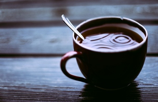 Ich trinke meinen Tee nicht pur, sondern am liebsten mit fehlender Ecke, Ostseewind und Regen.