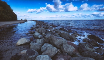 Die Ostsee findet Freiraum wichtiger als Grenzen und in den Weg gelegte Steine. Ich klettere zustimmend höher und erwische wie immer die ohnehin schon wackligen.