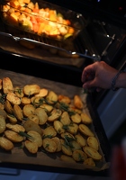 3. Die Kartoffeln werden gewendet und erhalten erst nach der Wärmebehandlung dieselbe wie das Gemüse. Kameratauglich spritzendes Öl nehmen, ganz wichtig!