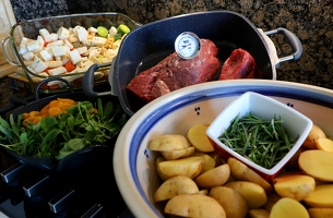 Heute aus der @rot_grad 'schen Küche: Rinderfilet mit Aprikosensalbeisoße, Rosmarinkartoffeln und Ofengemüse.  1.: Hübsch muss es aussehen