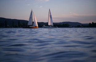 Zum Glück wissen die Boote hier, dass es nicht sehr romantisch wäre, würden sie sich im Sonnenuntergang auf dem See treffen.
