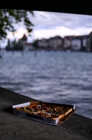 Ab und zu regnet es in Konstanz. Ab und zu dann, wenn man gerade Pizza im Park essen will. Ab und zu hat man Urlauber da, die einfach mit unter die nächste Brücke klettern.